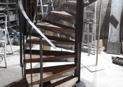Escalier sur mesure en bois et métal quart tournant