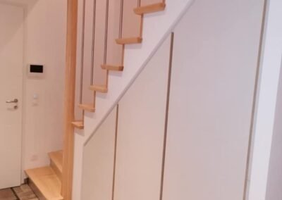 Escalier sur mesure en bois avec rangements intégrés